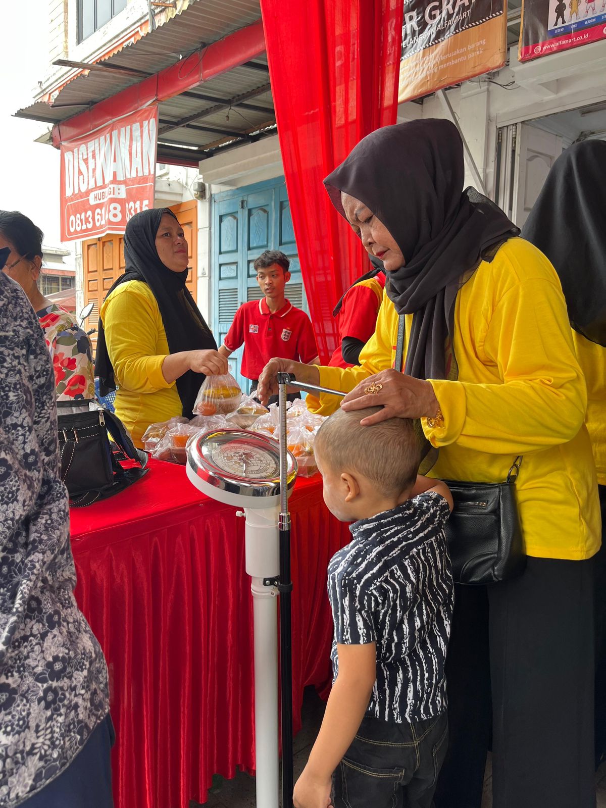 CEK: Tim Alfamart Sahabat Posyandu saat memeriksa tinggi badan anak di Medan Sunggal, Junat (19/9/2025). (Dok: Alfamart)