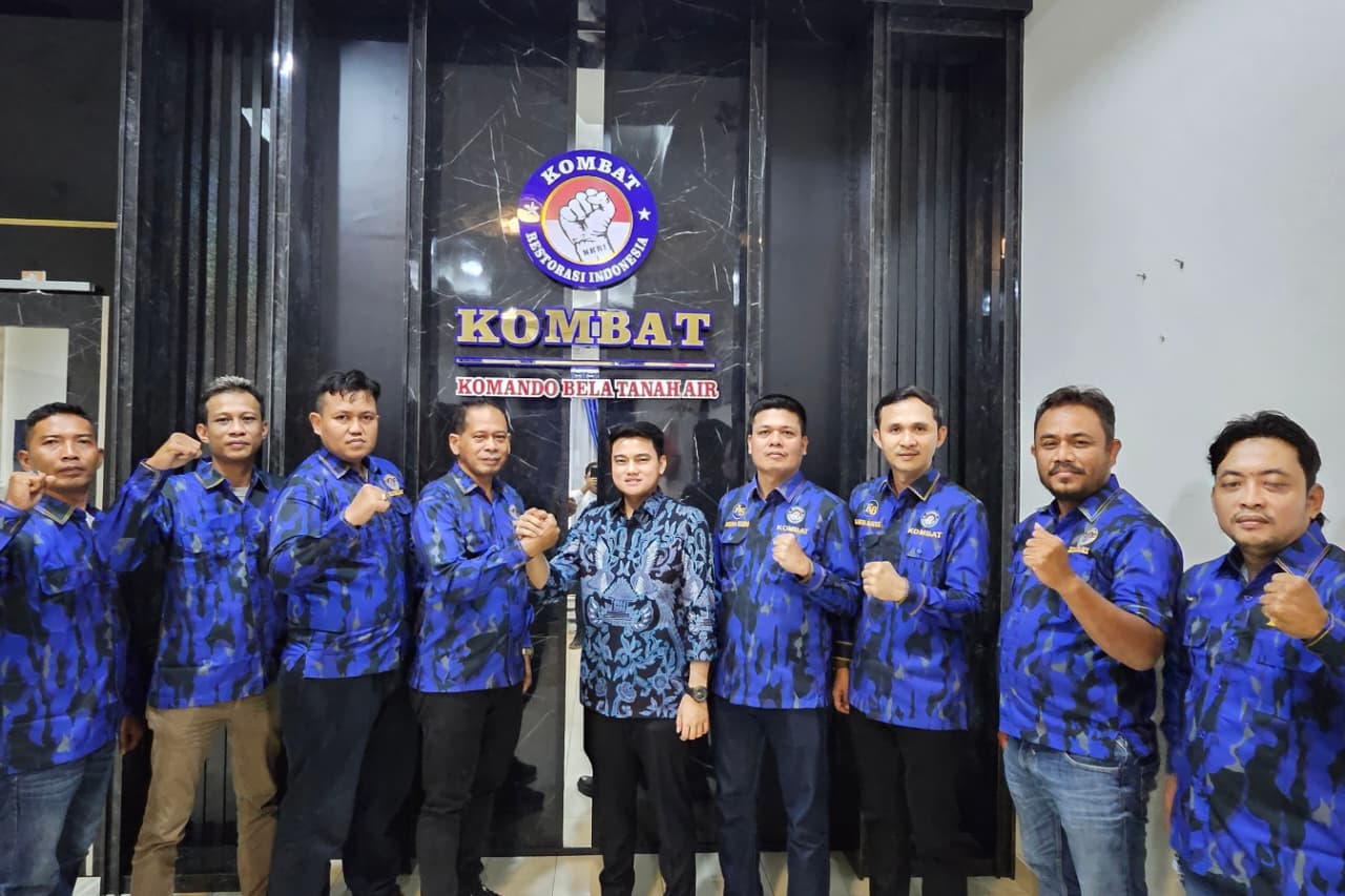 Ketua DPW Kombat Sumut, Ricky Anthony (tengah) salam komando dengan Irhamsyah Putra Pohan usai menerima amanat pimpin DPD Kombat Binjai. (Istimewa/Sumut Pos)