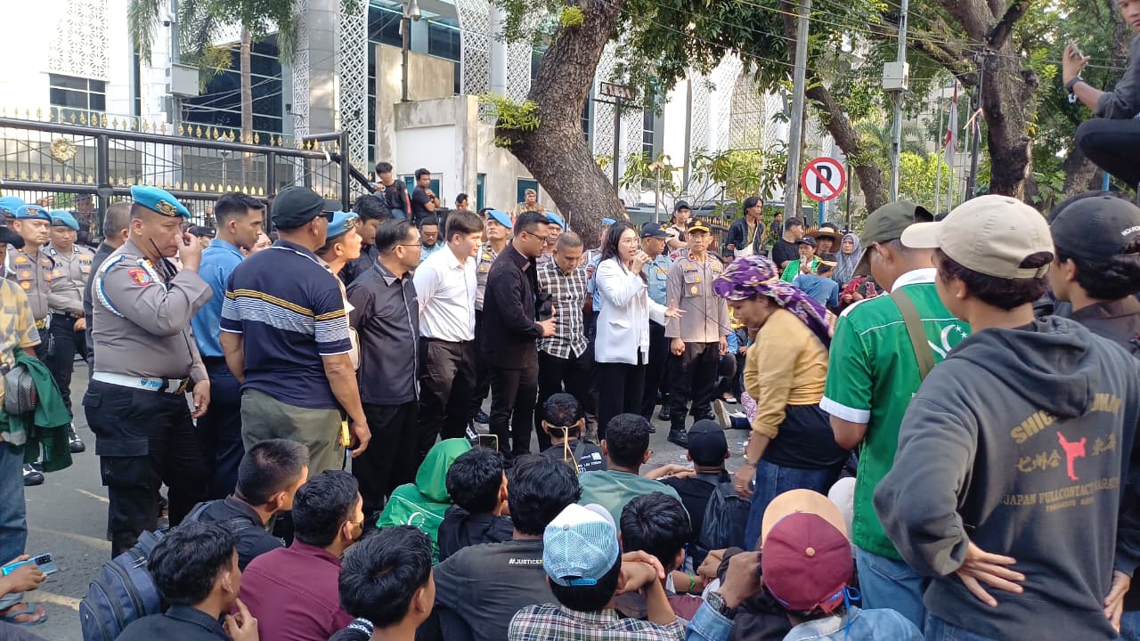 Lima Anggota DPRD Sumut menyambut massa aksi di depan gedung DPRD Sumut, Rabu (24/9/2025) sore. (Markus Pasaribu/Sumut Pos)