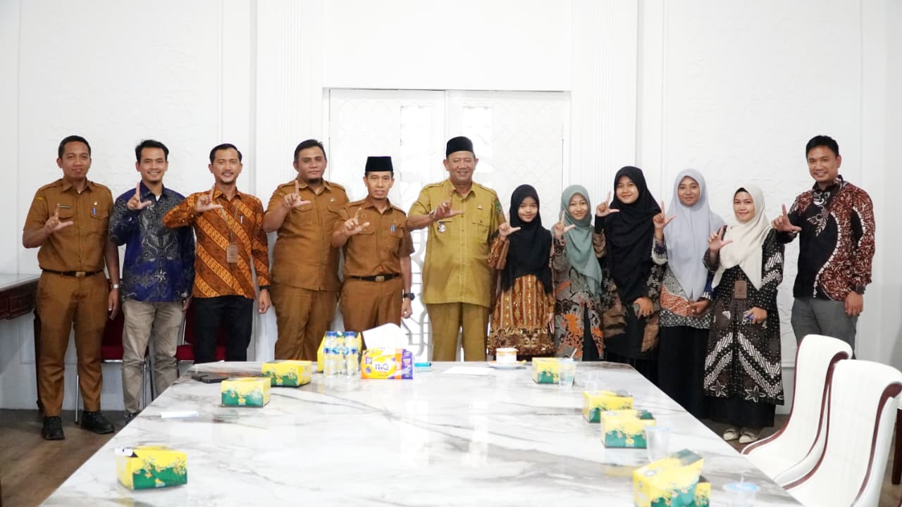 Foto bersama Bupati Langkat, Syah Afandin dengan 4 mahasiswa yang mewakili Sumut untuk bertanding di MTQ tingkat nasional. (Diskominfo Langkat/Sumut Pos)