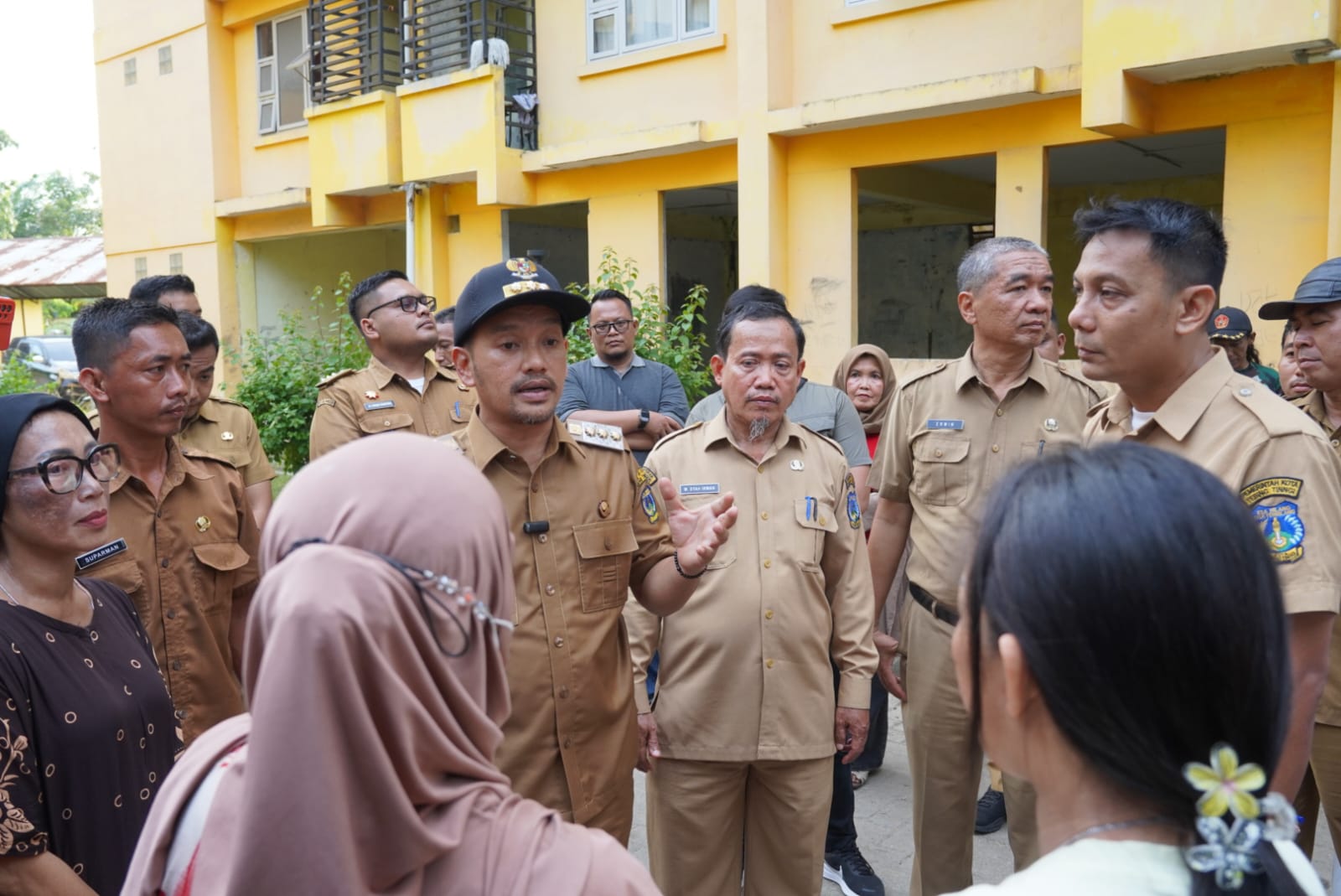 TINJAU: Wali Kota Tebingtinggi Iman Irdian Saragih didampingi Pj Sekdako Muhammad Syah Irwan ketika meninjau Rusunawa di dua lokasi di Kota Tebingtinggi. (SOPIAN/SUMUT POS)