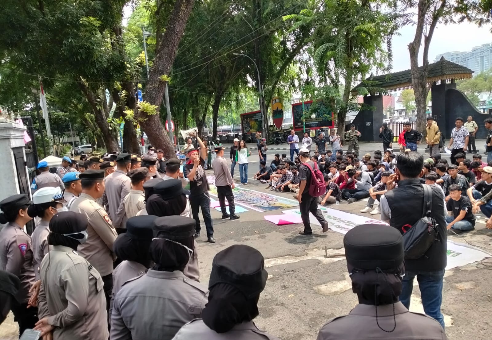 Puluhan mahasiswa berorasi untuk menyampaikan tuntutan mereka terkait PT TPL yang mereka tuding telah melukai masyarakat Sipahoras. (MARKUS PASARIBU/SUMUT POS)