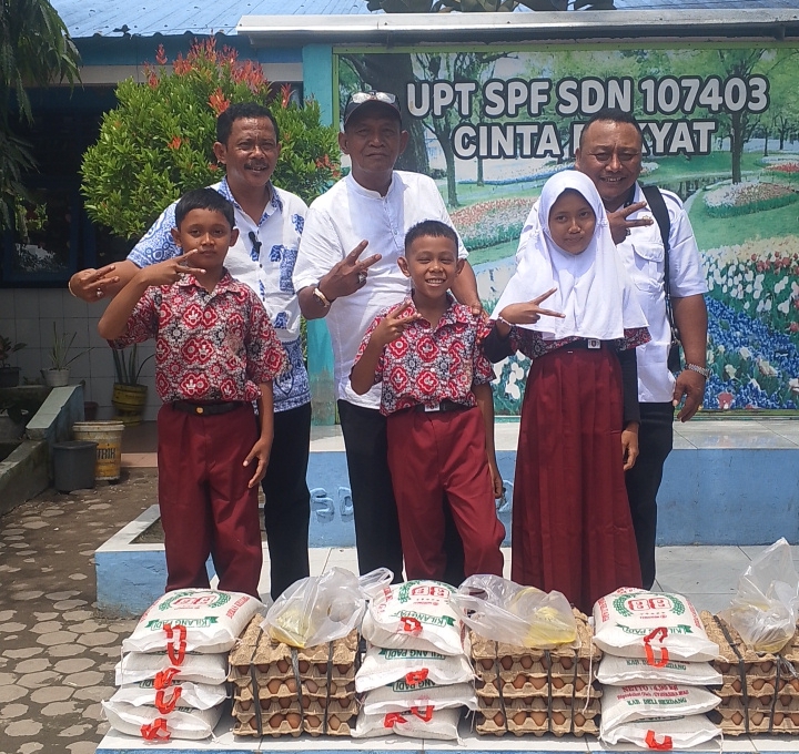 Ketiga bocah SD yang viral membersihkan musala sekolah diabadikan bersama guru dan LPA Deliserdang. (ISTIMEWA/SUMUT POS)