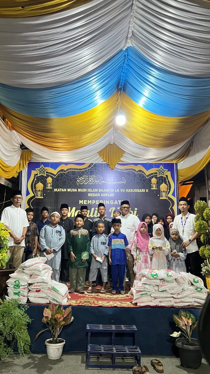 Tokoh masyarakat, anggota DPRD Medan dan Lurah Harjosari II Kec. Medan Amplas foto bersama 40 anak yatim dan piatu di sela-sela pemberian bingkisan. (ISTIMEWA/SUMUT POS)