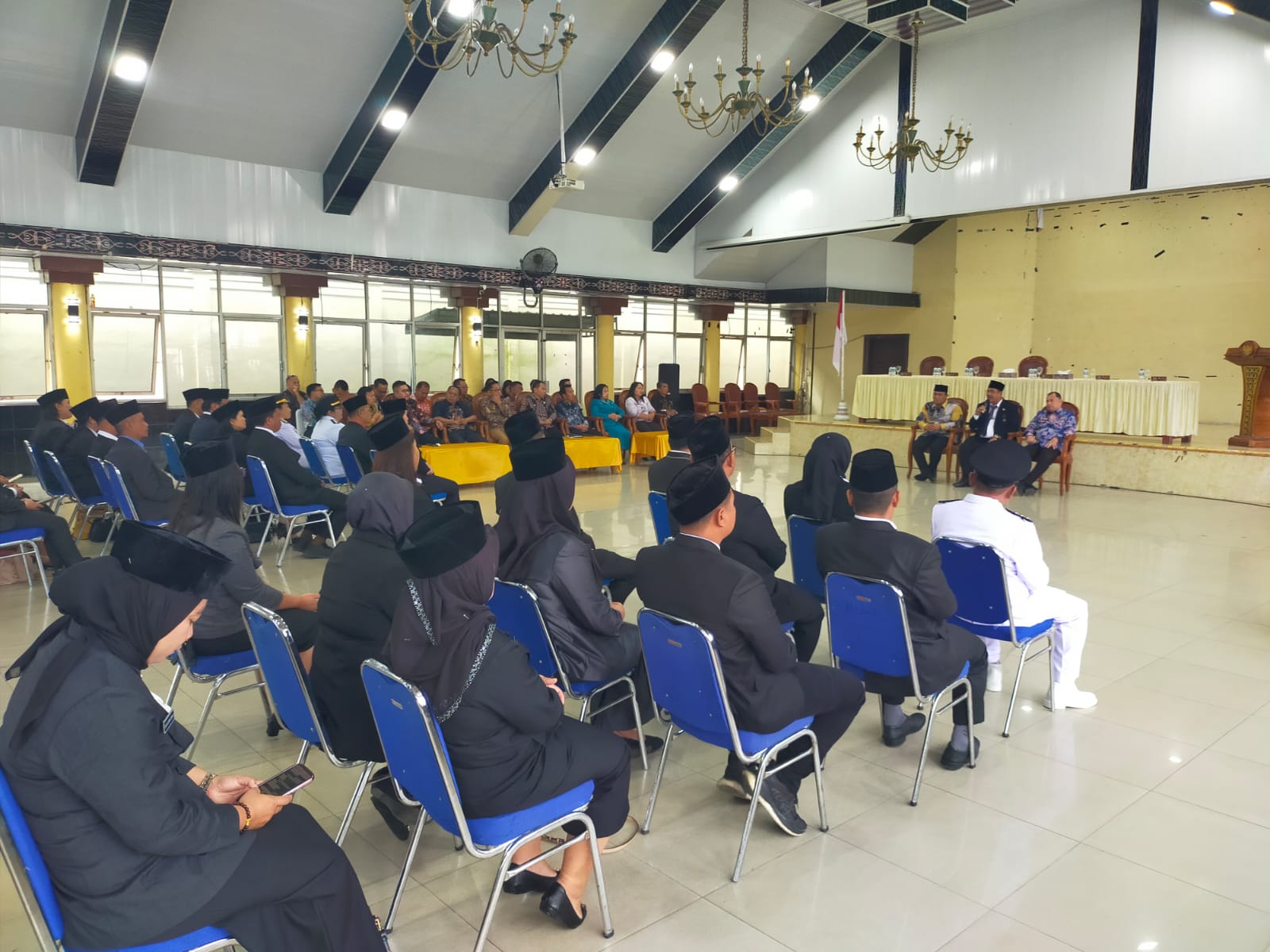 SAMBUTAN. Bupati Dairi, Ir Vikner Sinaga didampingi Wakil Bupati, Wahyu Daniel Sagala dan Sekda, Surung Charles Lamhot Bantjin duduk memberikan arahan kepada pejabat baru dilantik, Kamis (25/9/2025).