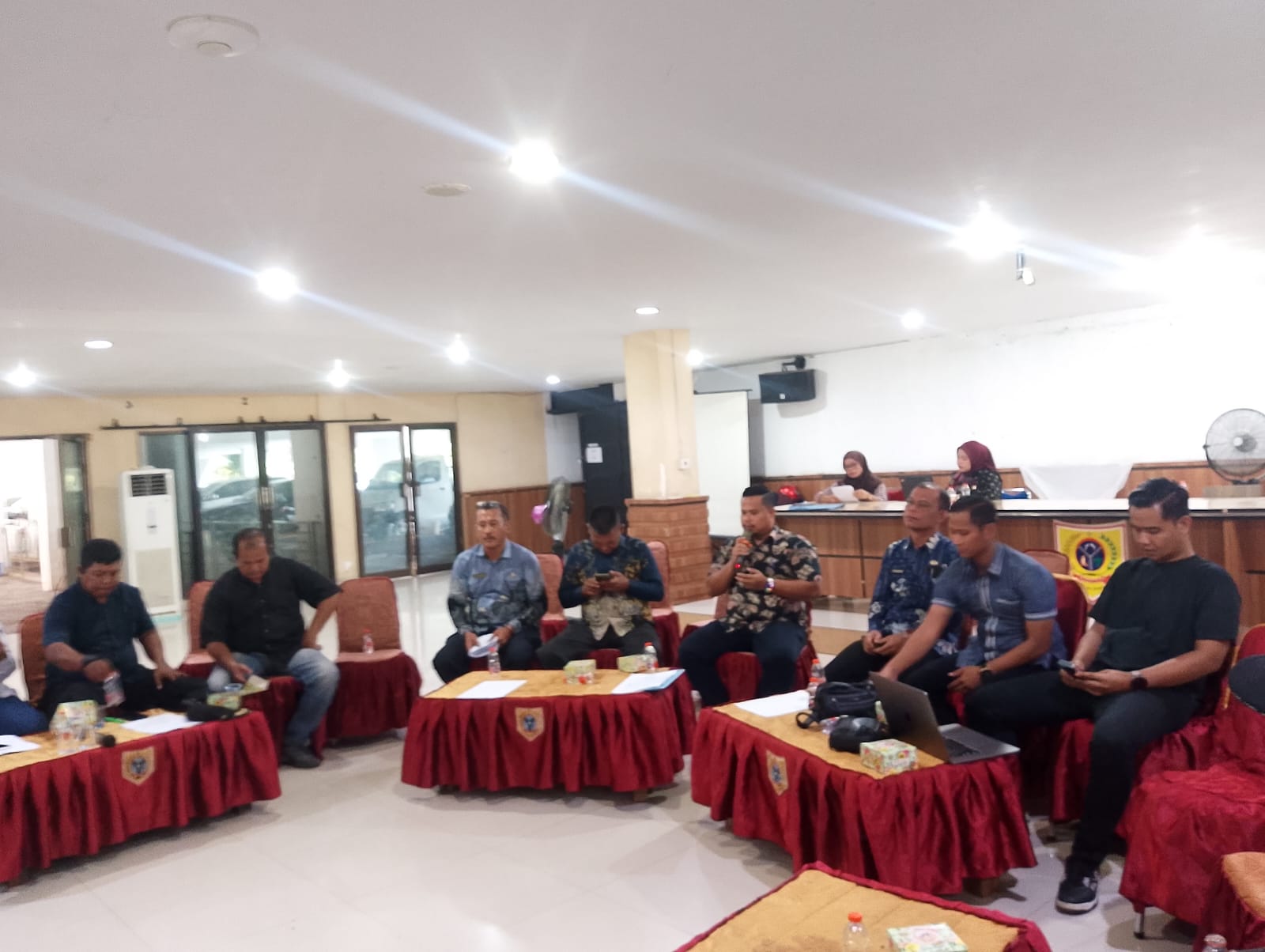 Suasana diskusi Diskominfo Labuhanbatu Selatan bersama insan pers yang digelar di Kantor Bupati Labusel. (KHAIRUDDIN/SUMUT POS)