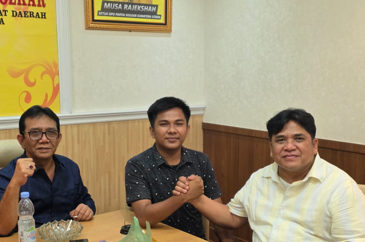 Anggota DPRD Sumut, Edi Surahman Sinuraya (kanan) salam komando dengan Wartawan DPRD Sumut, Muhammad Ari Agung , disaksikan Wakil Ketua Fraksi Golkar, Timbul Jaya Hamonangan Sibarani (kiri).