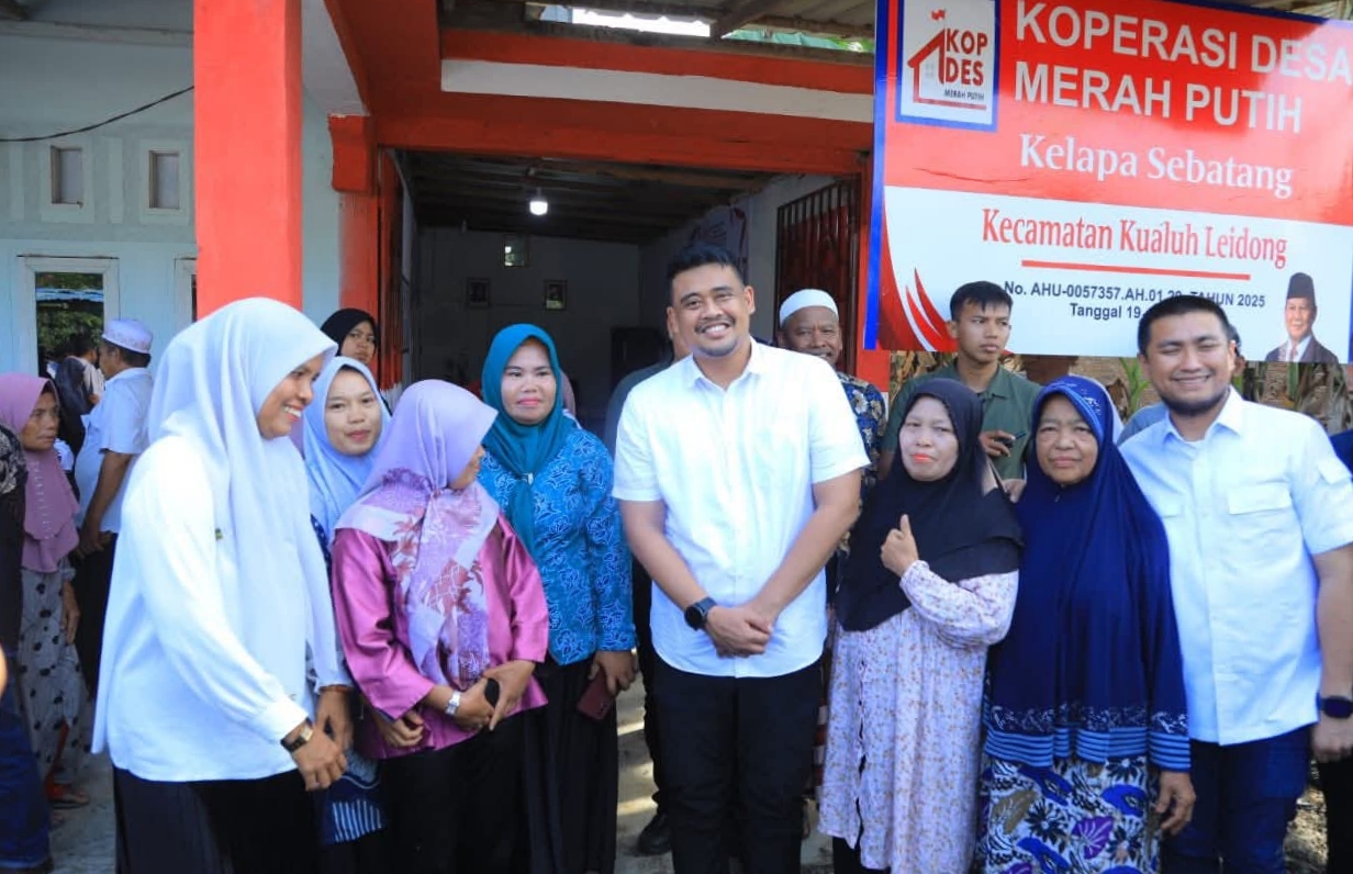 BERSAMA: Gubsu Bobby Nasution foto bersama dengan masyarakat. (ISTIMEWA/SUMUT POS)
