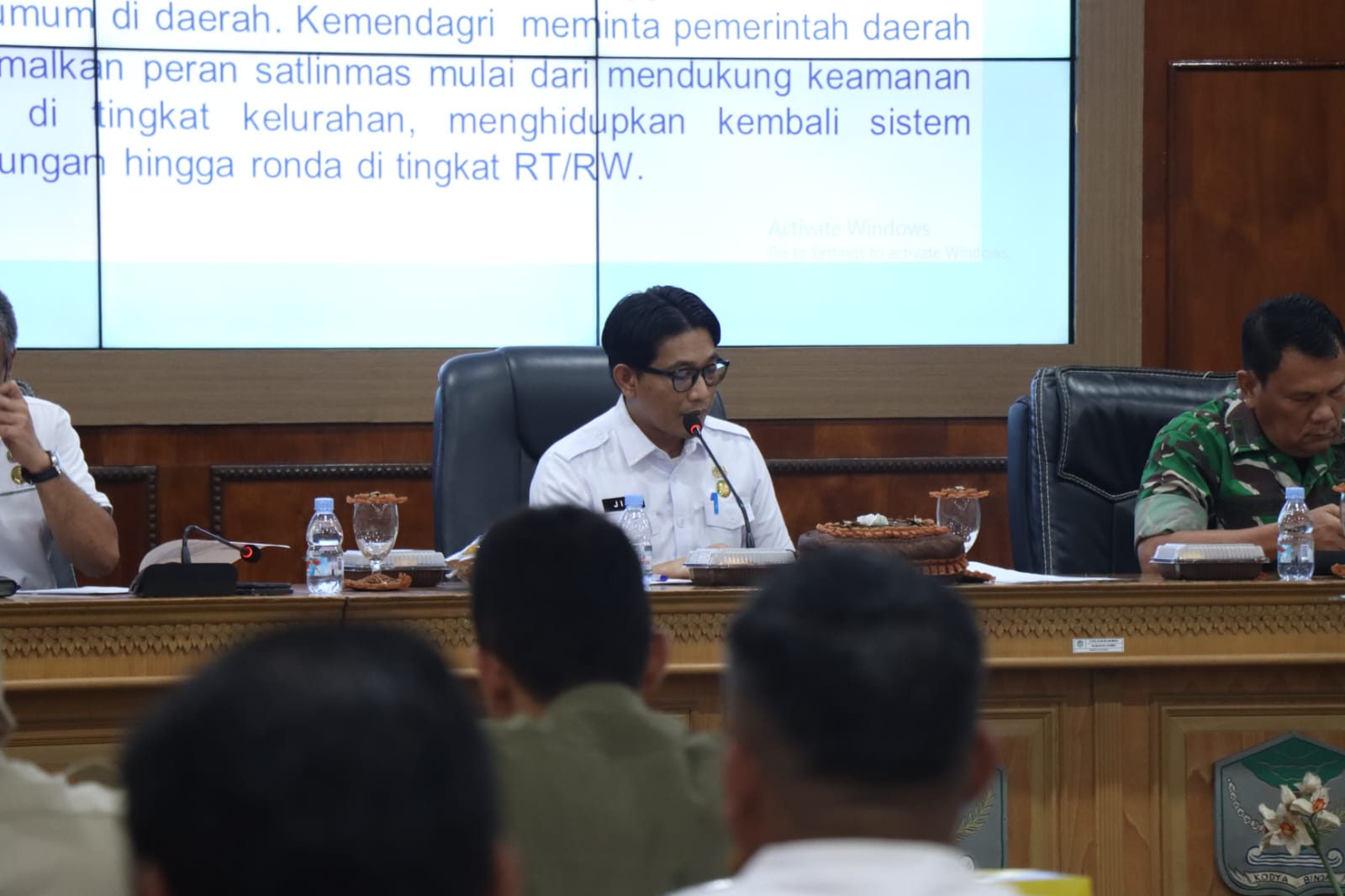 Wawako Binjai, Hasanul Jihadi saat memimpin rakoor pengaktifan kembali siskamling. (Diskominfo Binjai/Sumut Pos)