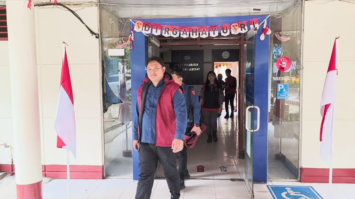Kasi Pidsus Kejari Langkat, Rizki Ramdhani saat keluar dari kantor dinas pendidikan bersama penyidik lainnya usai penggeledahan. (Teddy Akbari/Sumut Pos)