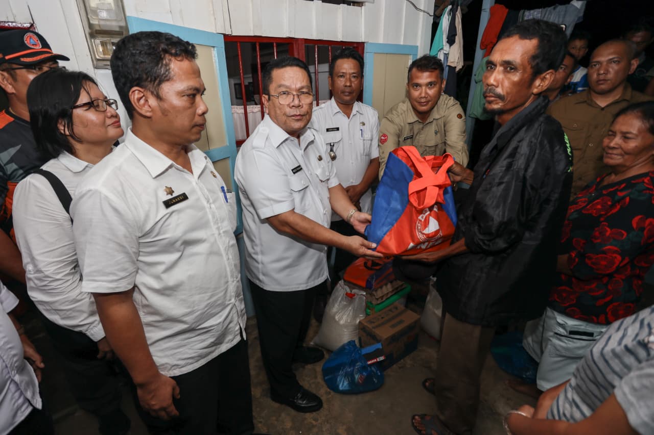 Wali  Kota Pematangsiantar Welsy Silalahi saat memberi bantua kepada warga korban  bencana alam.(PRA EVASI/SUMUT POS)