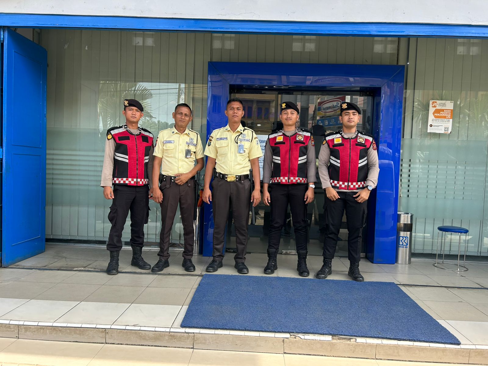 PATROLI: Tiga personel Samapta Polres Labusel melakukan patroli di tempat objek vital. (KHAIRUDDIN/SUMUT POS)
