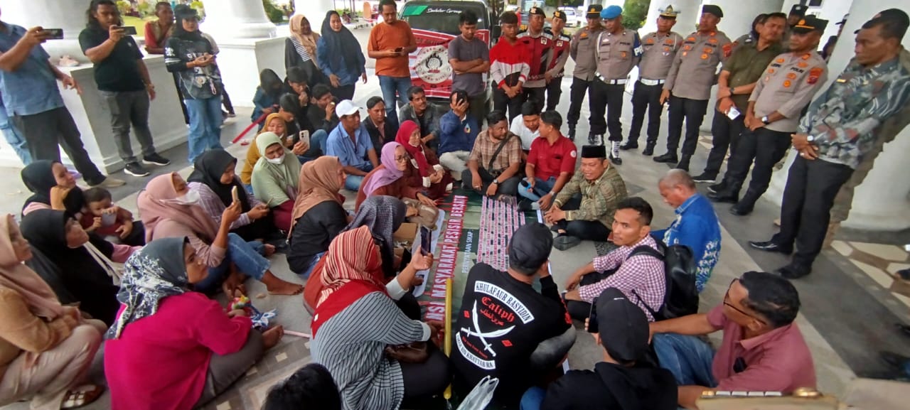 Masyarakat  Pesisir Labuhanbatu menggelar aksi unjukrasa di kantor Bupati guna menuntut perbaikan infrastruktur jalan provinsi.(Fajar/ Sumut Pos)