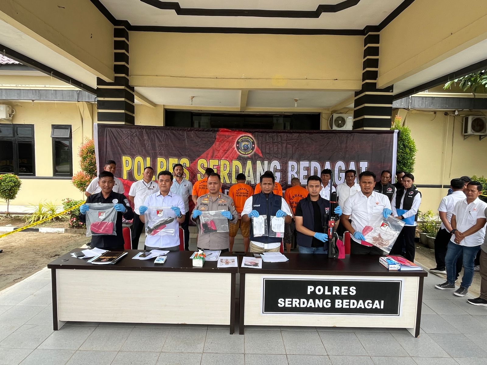 Polres Sergai menunjukkan senpi dan  narkoba yang diamankan dari empat tersangka. ( Fadly/Sumut Pos )