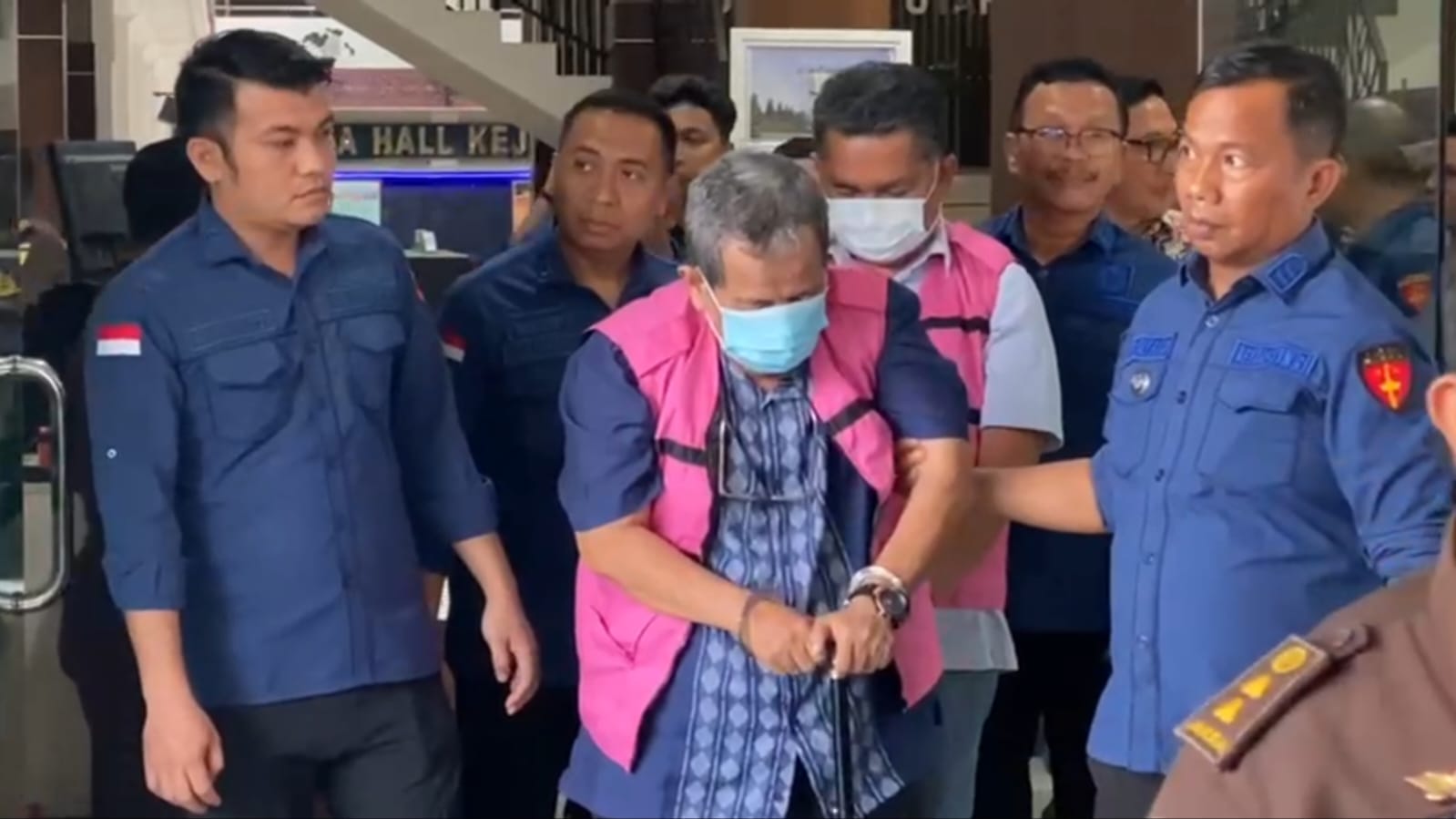 Dua tersangka dugaan korupsi pengadaan dua kapal tunda dj Pelindo, digiring petugas untuk dilakukan penahanan, Kamis (25/9). (AGUSMAN/SUMUT POS)