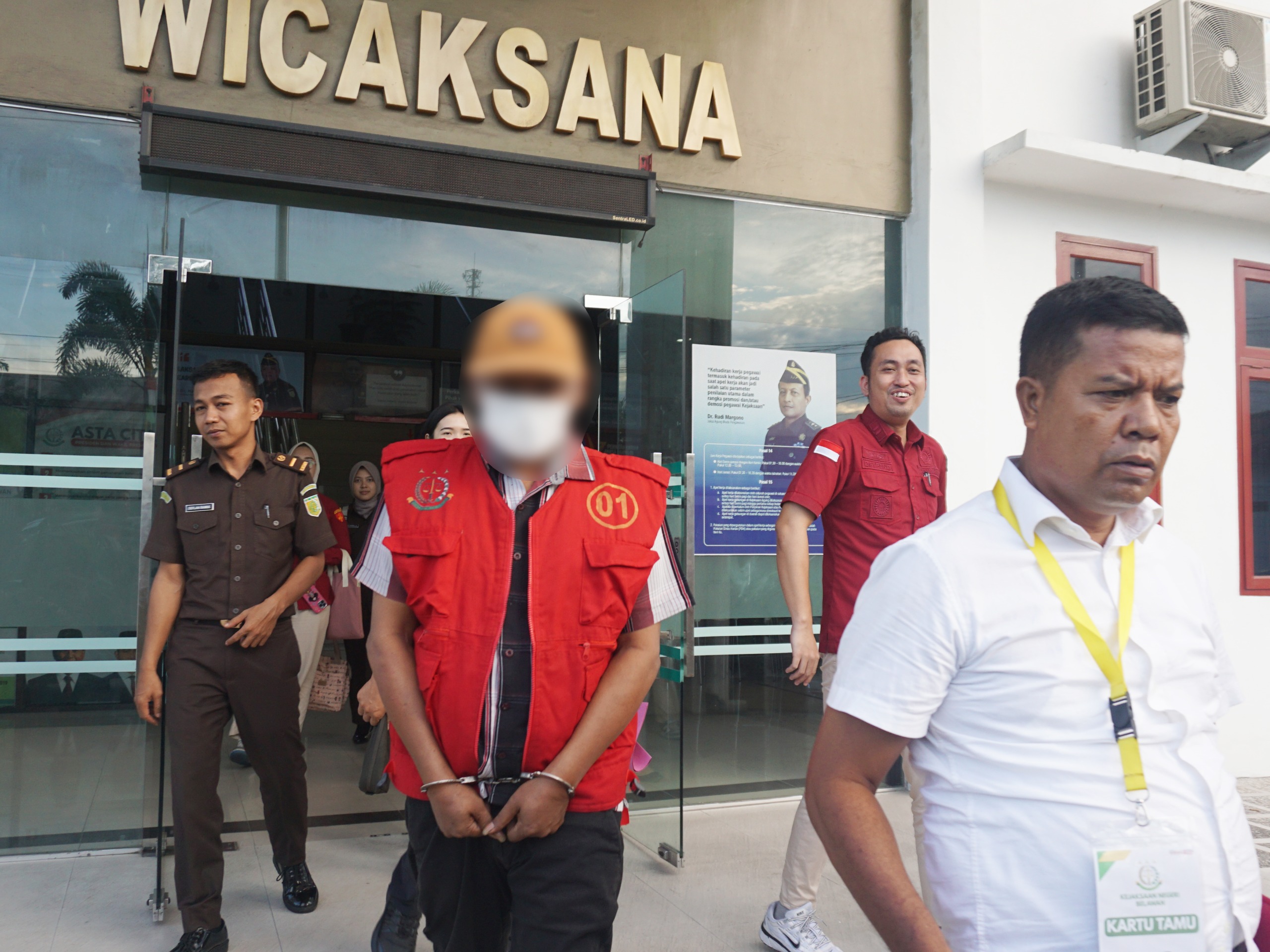Kejari) Belawan kembali menahan satu tersangka baru dalam kasus dugaan korupsi Dana Bantuan Operasional Sekolah (BOS) SMA Negeri 19 Medan tahun anggaran 2022&ndash;2023, Rabu (24/9/2025).