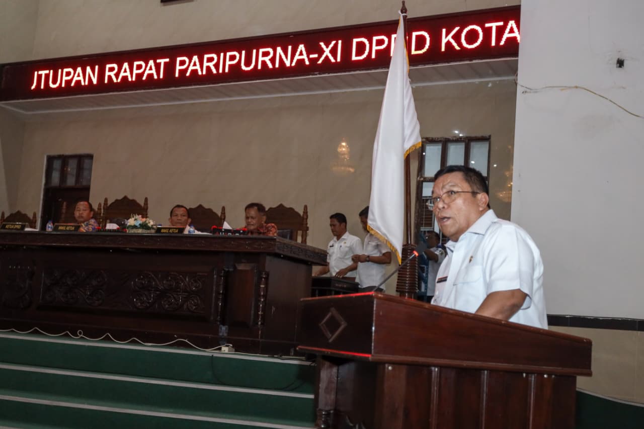 Walikota Siantar Welsy Silalahi menyampaikan laporan R-P APBD 2025 di rapat paripurna DPRD Kota Siantar. (PRA EVASI/SUMUT POS)