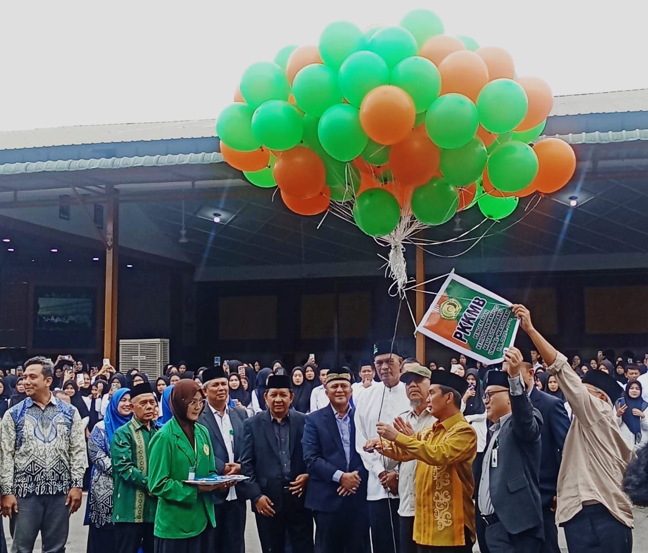LEPAS BALON: Ketua umum PB Al-Washliyah bersama rektor membuka PKKMB ditandai dengan pelepasan balon. (DEDDI MULIA PURBA/SUMUT POS)