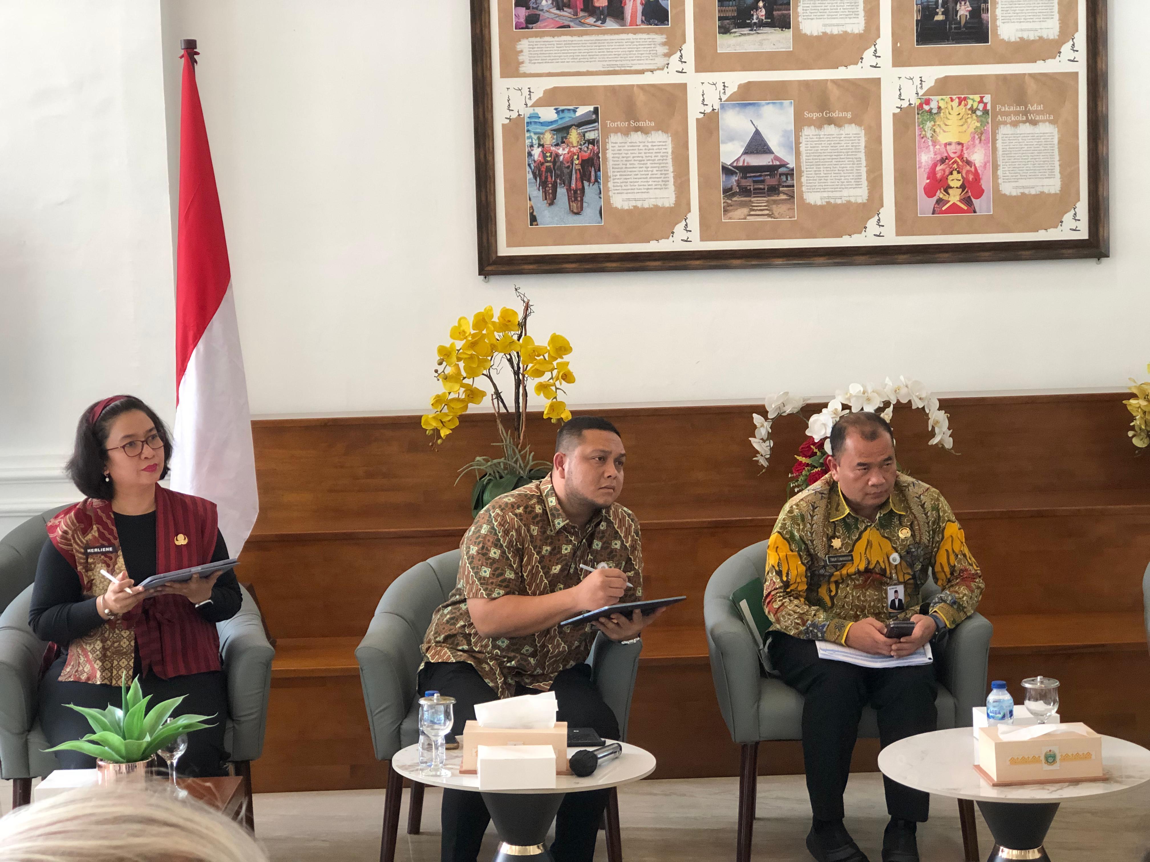 Kepala Badan Keuangan dan Aset Daerah (BKAD) Provinsi Sumatera Utara, Timur Tumanggor (Paling Kanan). (IKHSAN/SUMUT POS)