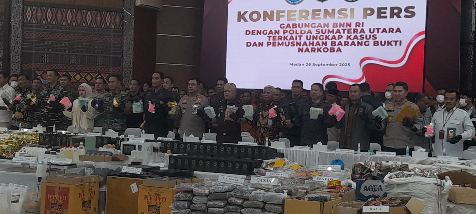 BNN RI), Komjen Pol Suyudi Ario Seto bersama Kapolda Sumut, Irjen Pol Whisnu Hermawan Februanto dan lainnya saat mengungkap berbagai jenis narkoba. (Dewi Syahruni Lubis/Sumut Pos)