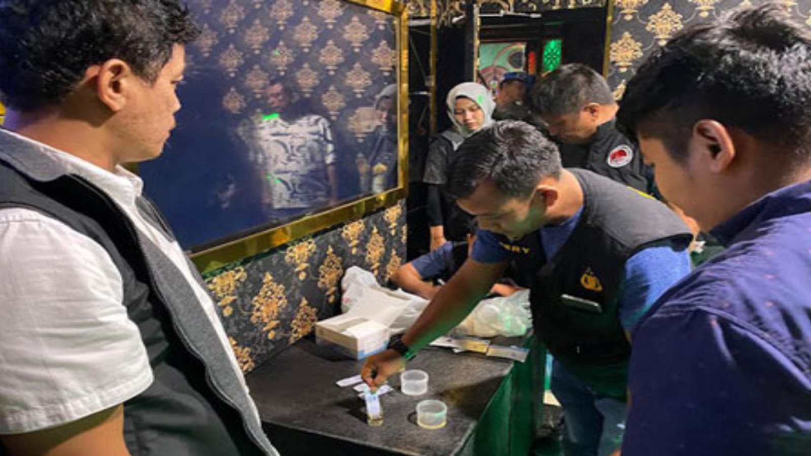 Petugas Polrestabes Medan saat melakukan penggerebekan di THM Capital Building, Jumat (26/9) dinihari. (Ist)