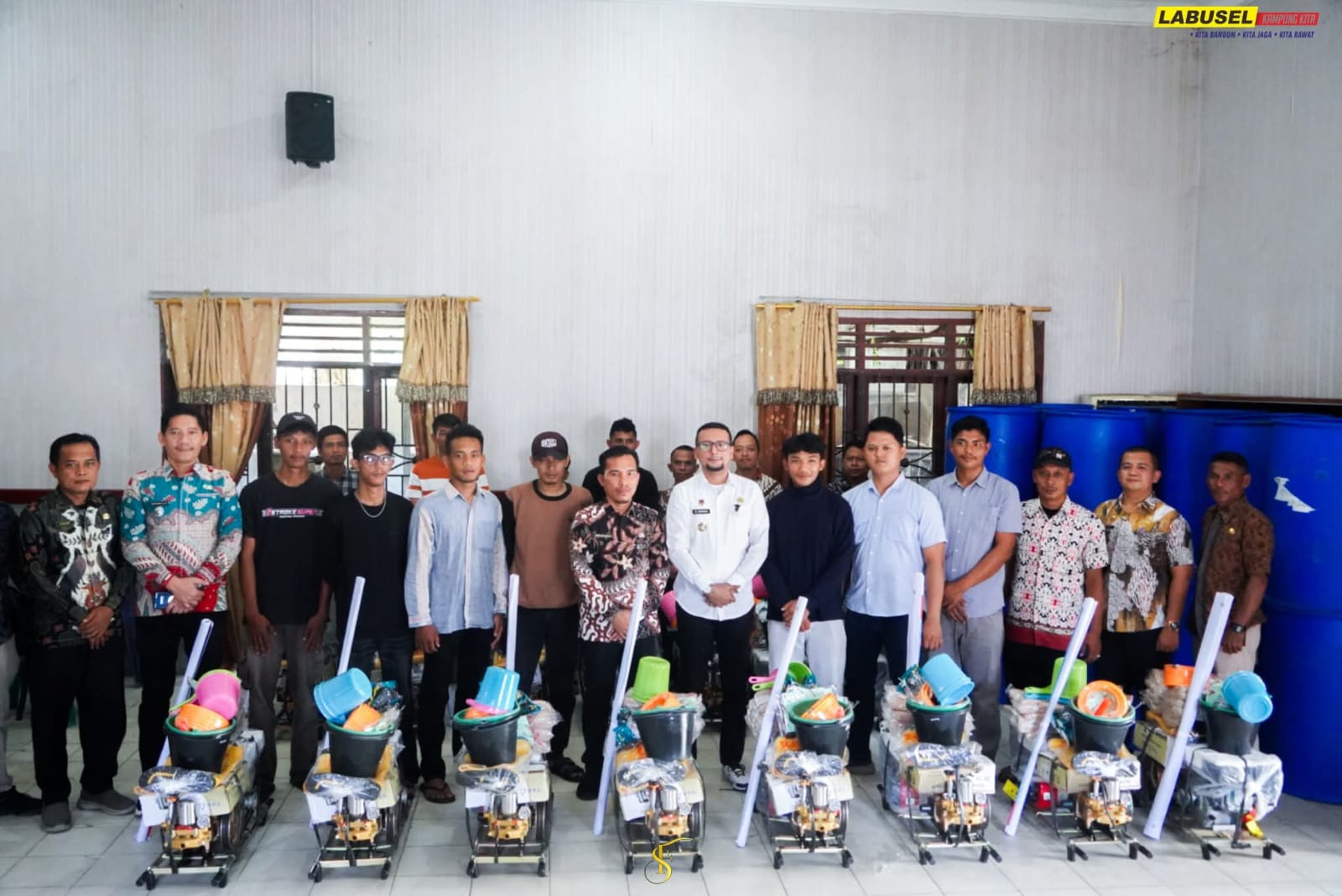 Bupati Labuhanbatu Selatan, Fery Sahputra Simatupang foto bersama dengan penerima bantuan. (KHAIRUDDIN/SUMUT POS)