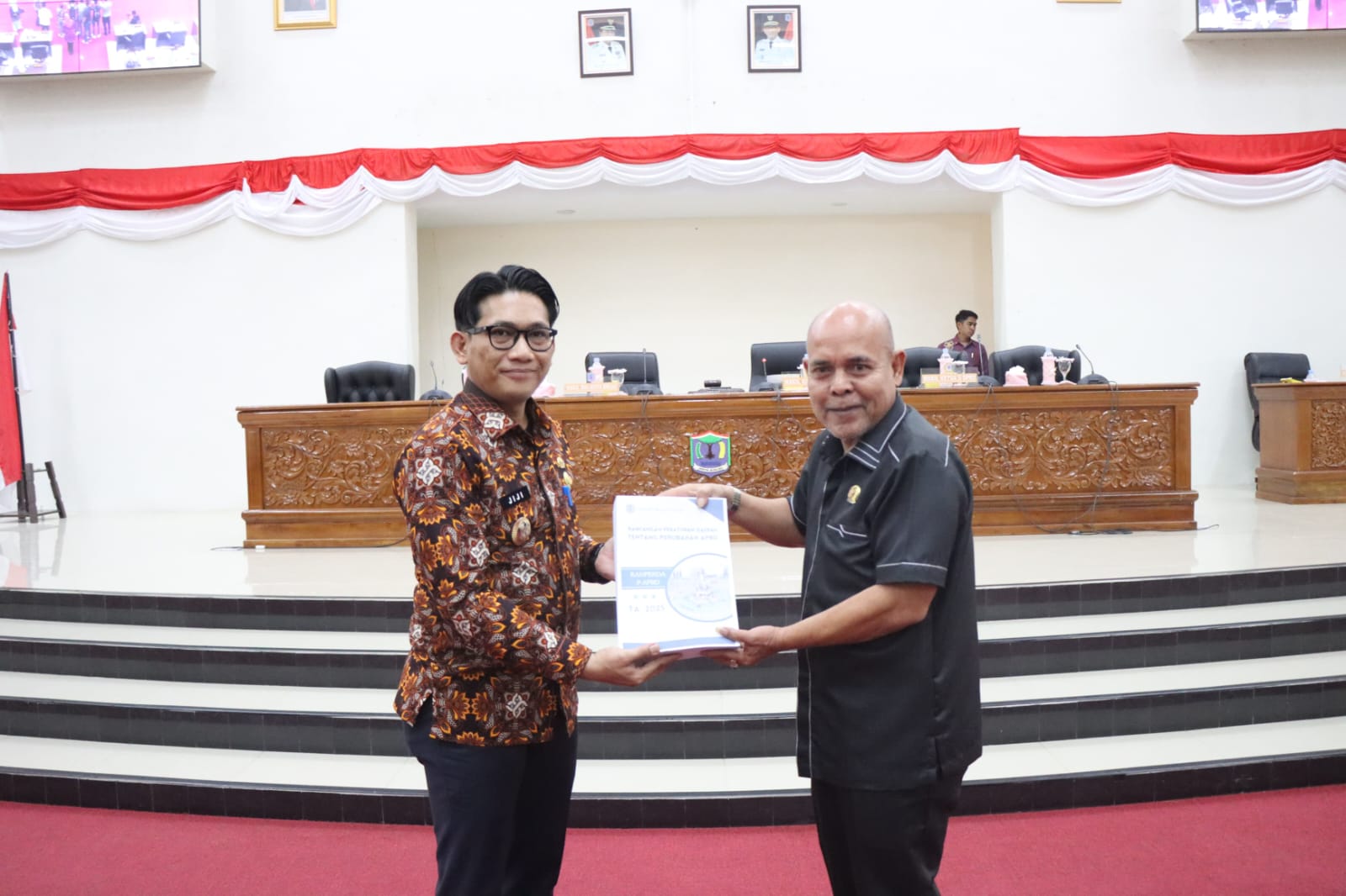 Wawako Binjai, Hasanul Jihadi (kiri) menyerahkan dokumen Ranperda P-APBD 2025 kepada Wakil Ketua DPRD, Juli Sawitma Nasution. (Diskominfo Binjai/Sumut Pos)