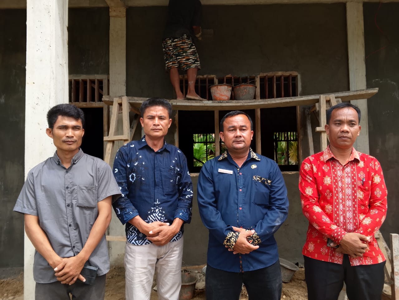 BERSAMA: Kasek SMA Negeri 3 Lahusa, Panisman Buulolo, S.Pd bersama Ketua panitia pembangunan. (EURISMAN/SUMUT POS)