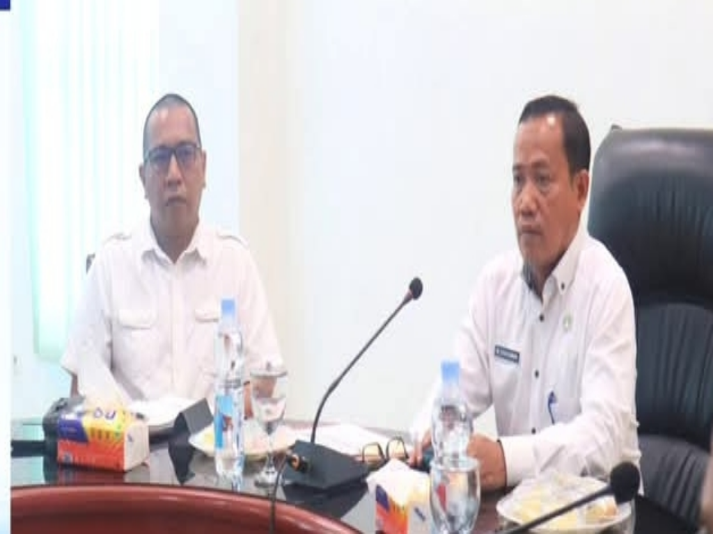 RAKOR: Pj Sekdako Tebingtinggi Muhammad Syah Irwan memimpin rapat Tim Satuan Tugas Penyelenggaraan Percepatan Program Makan Bergizi Gratis di Kota Tebingtinggi. (ISTIMEWA/SUMUT POS)