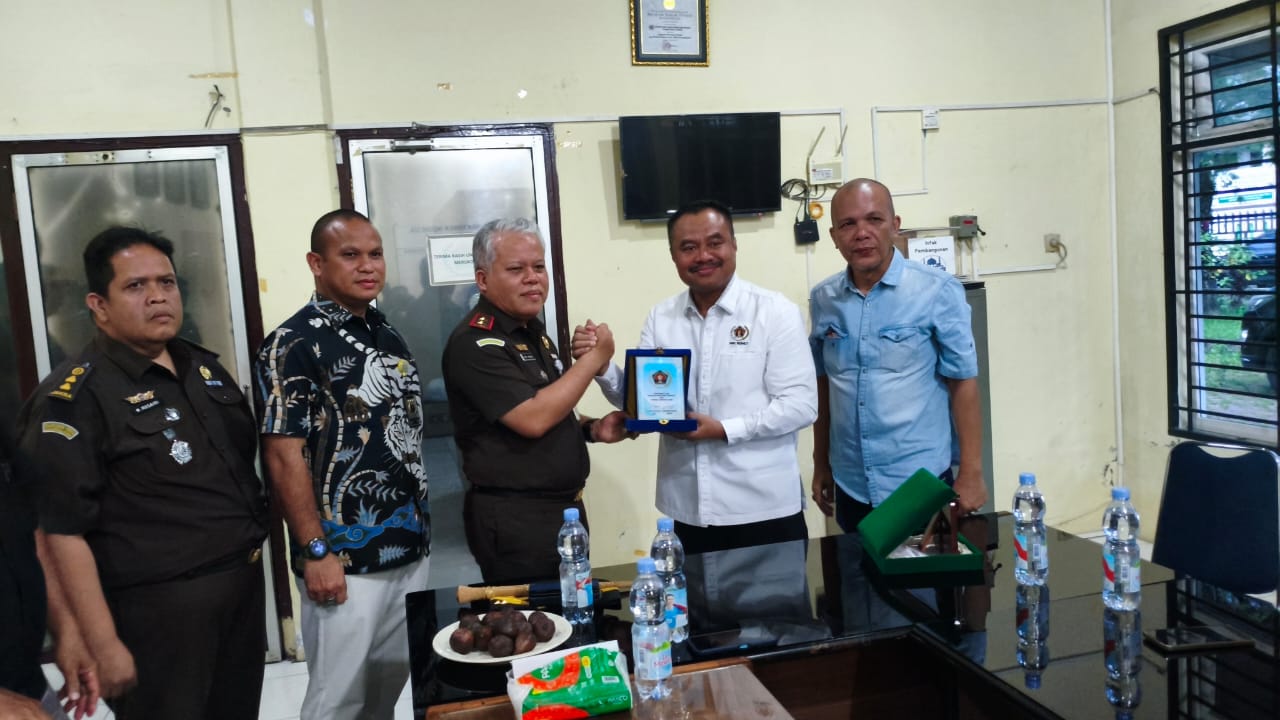 CENDERAMATA: Kajatisu, Dr. Harli Siregar, SH, MH bertukar cenderamata dengan etua PWI Sumut, Farianda Putra Sinik, SE. (ISTIMEWA/SUMUT POS)