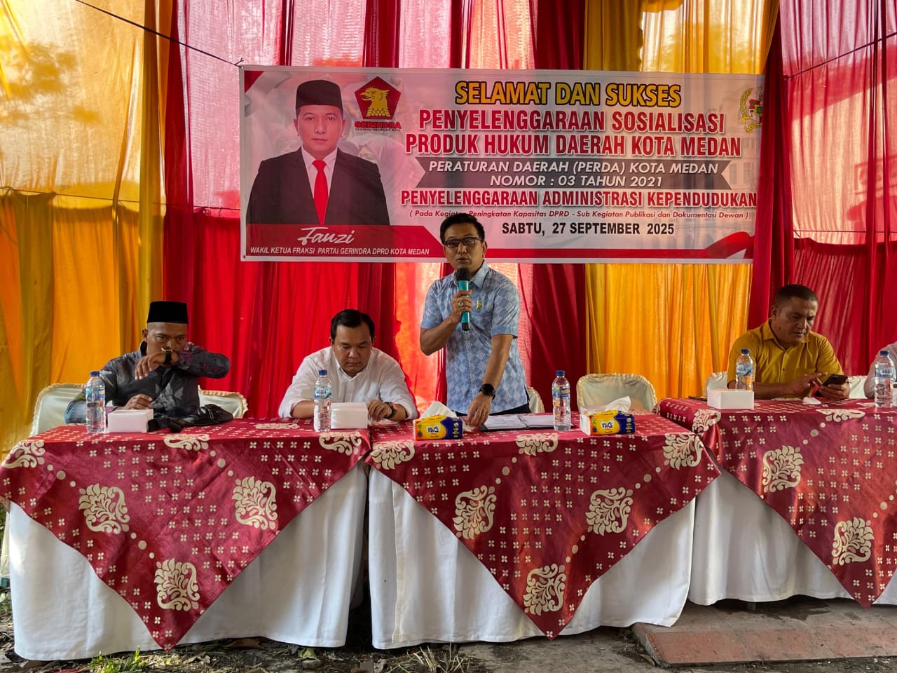 Anggota DPRD Medan, Fauzi menggunakan Sosial Perda Kota Medan No.3 Tahun 2021, Sabtu (27/9/2025). (ISTIMEWA/SUMUT POS)