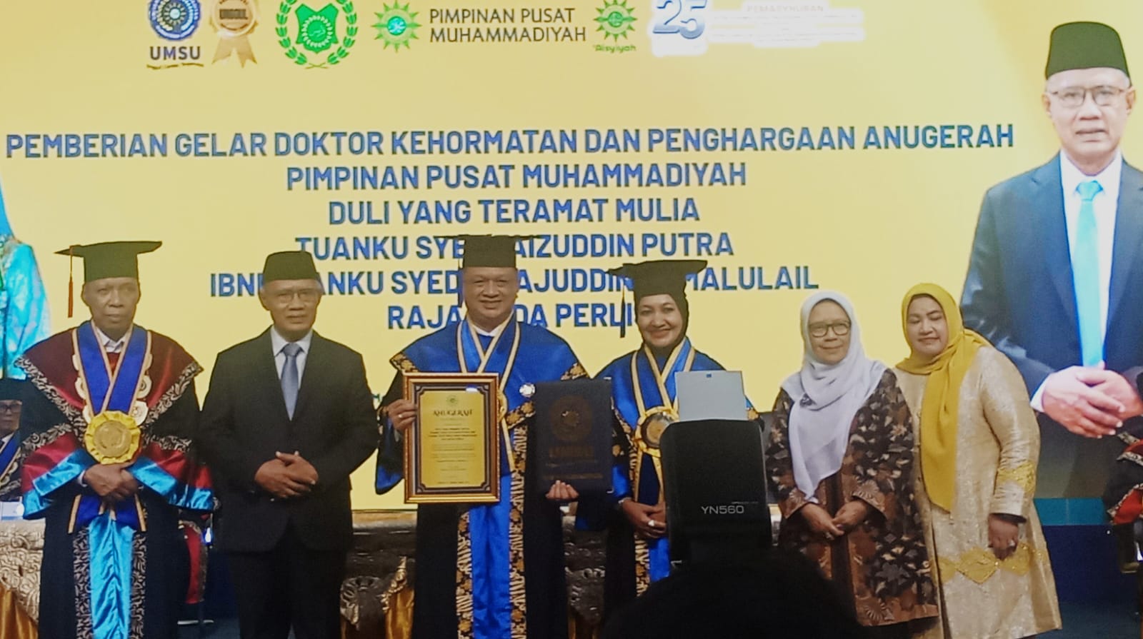 GELAR KEHORMATAN: DYTM Tuanku Syed Faizuddin Putra ibni Syed Sirajuddin Jamalullail (3 kiri) menerima anugerah gelar kehormatan dari UMSU dan Muhammadiyah. (DEDDI MULIA PURBA/SUMUT POS)