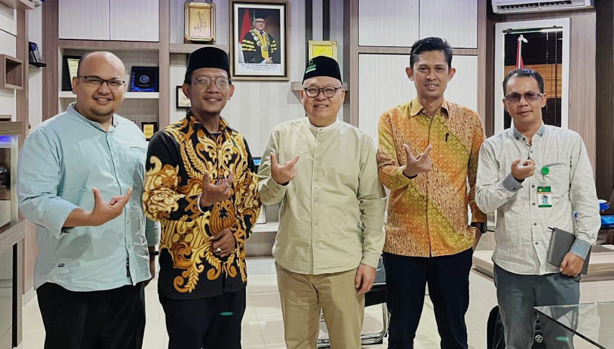 ALUMNI: Dr H Firmansyah MSi (tengah) bersama Pengurus Besar Ikatan Alumni UMN Al-Washliyah, Jumat (26/9). (ISTIMEWA/SUMUT POS)