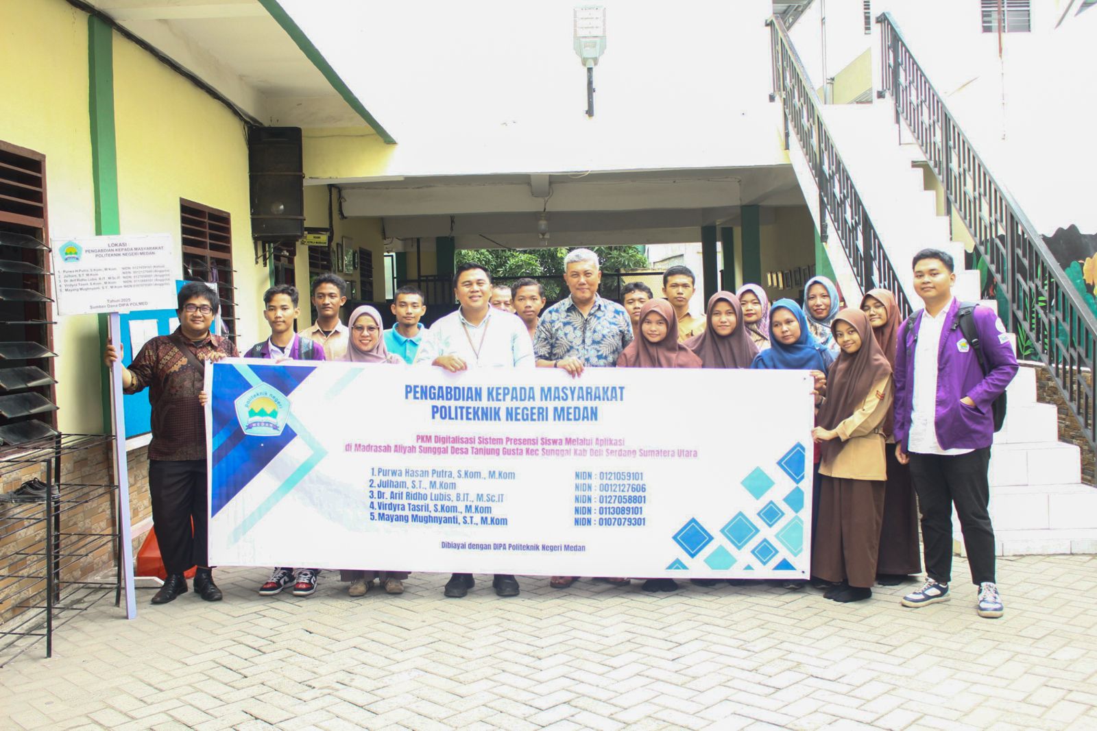 BERSAMA: Ketua Tim PKM Polmed, Purwa Hasan Putra SKom MKom foto bersama dengan pihak Madrasah Aliyah Sunggal, Desa Tanjung Gusta, Kecamatan Sunggal, Kabupaten Deliserdang. (Dok: istimewa/ Sumut Pos)