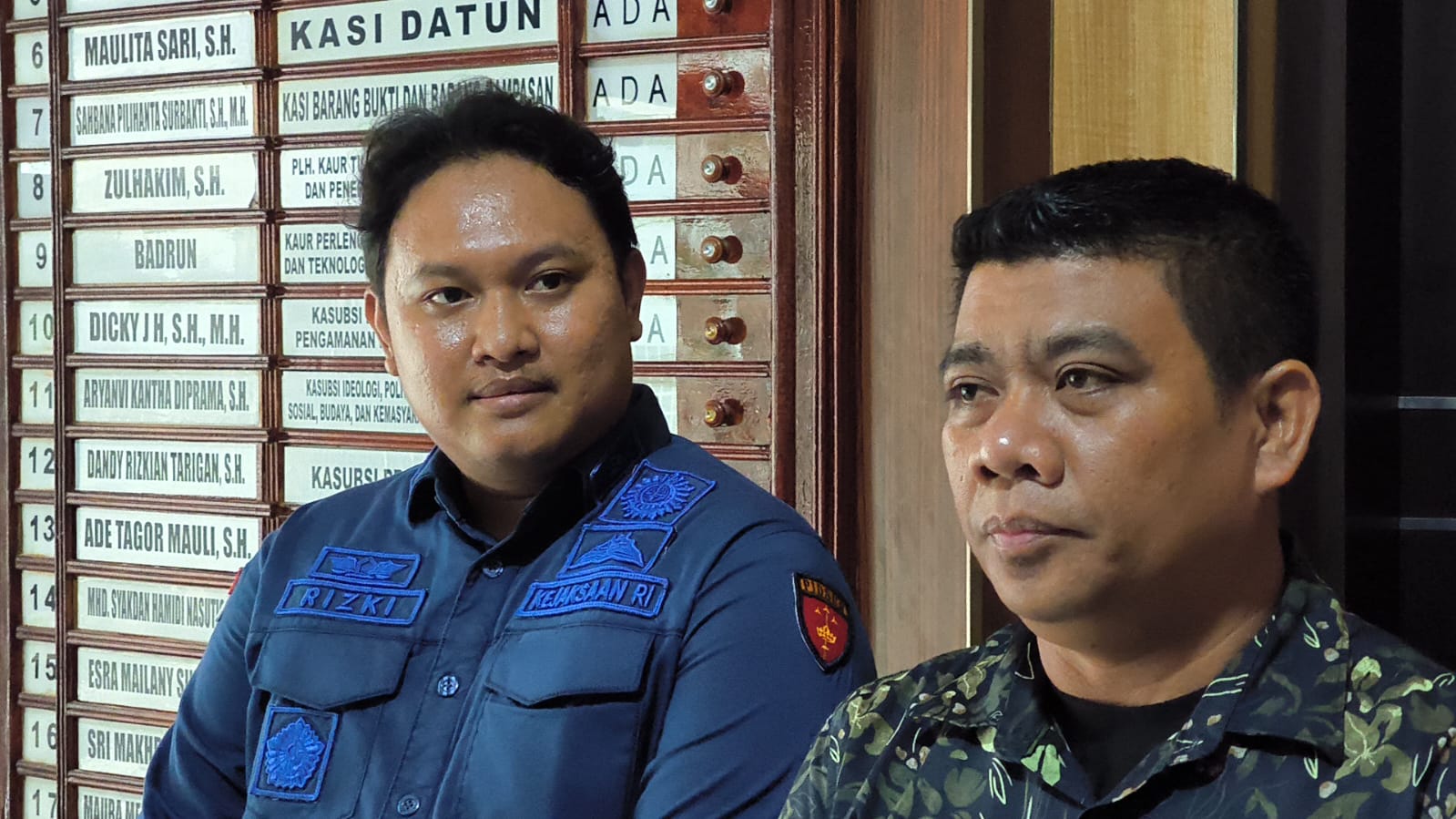 KETERANGAN: Kasi Pidsus Kejari Langkat, Rizki Ramdhani (kiri) saat memberi keterangan di kantornya. (Dok: Teddy Akbari/Sumut Pos)