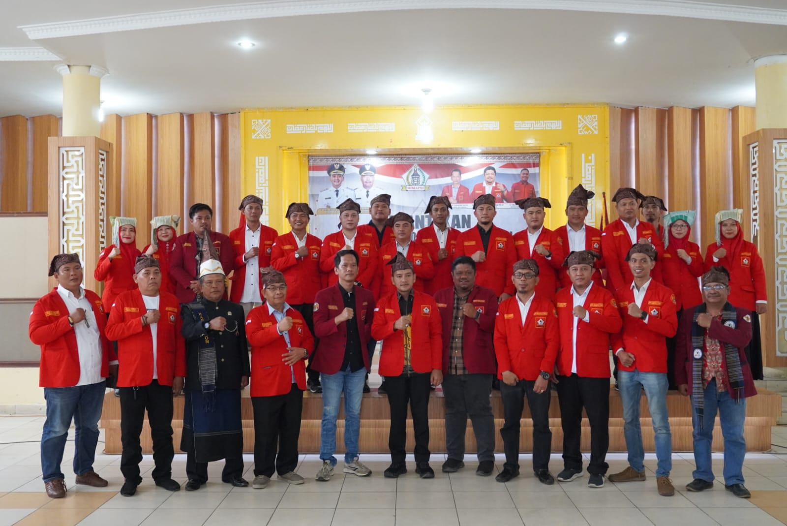 PELANTIKAN: Wali Kota Tebingtinggi Iman Irdian Saragih foto bersama usai pelantikan pengurus Himpasi Kota Tebingtinggi Priode 2025-2027 di Gedung Sawiyah Nasution Jalan Sutomo Kota Tebingtinggi.
