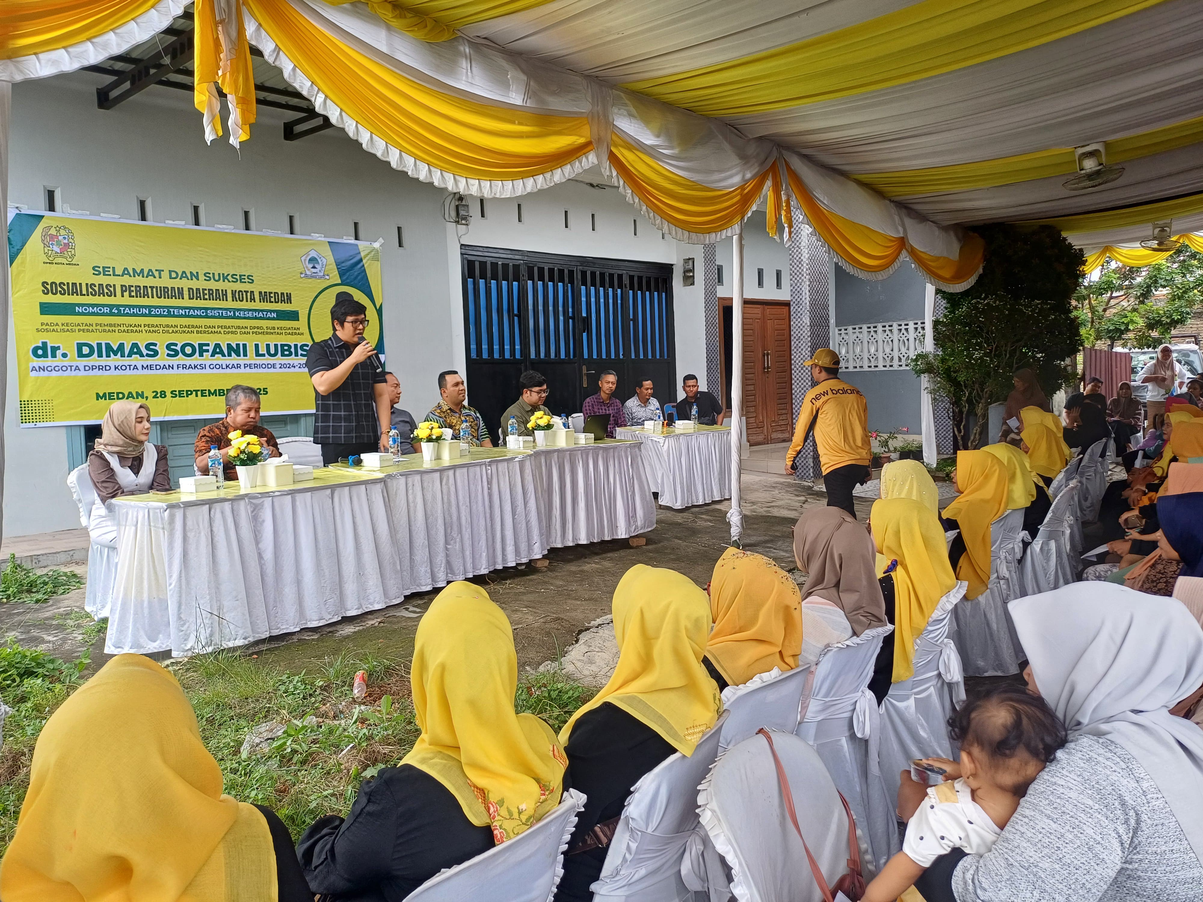 SOSPER: Anggota DPRD Kota Medan Fraksi Partai Golkar, dr Dimas Sofani Lubis menggelar Sosper Kota Medan No.4 Tahun 2012 di Kelurahan Tanjungsari, Minggu (29/9/2025). (Dok: Markus Pasaribu/Sumut Pos)