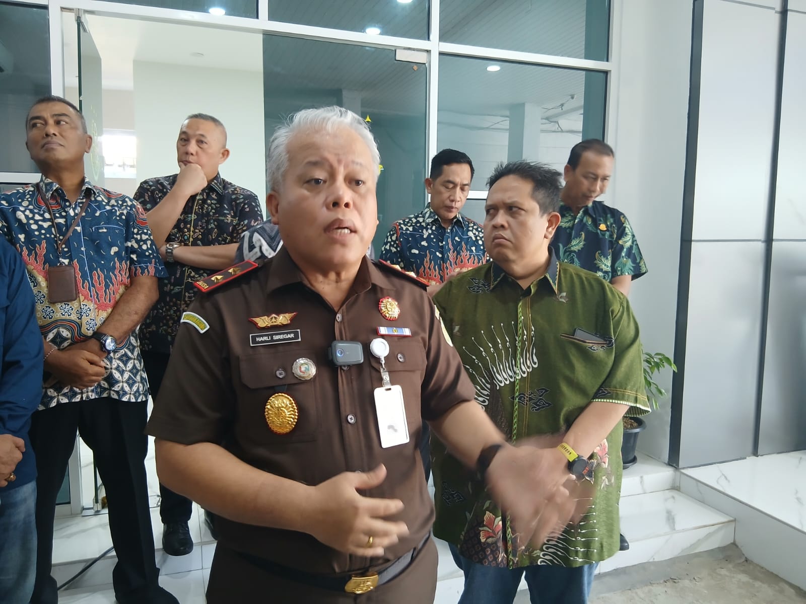 RESMI: Kajati Sumut Harli Siregar, memberikan keterangan usai meresmikan ruang press conference. (Dok: istimewa for Sumut Pos)