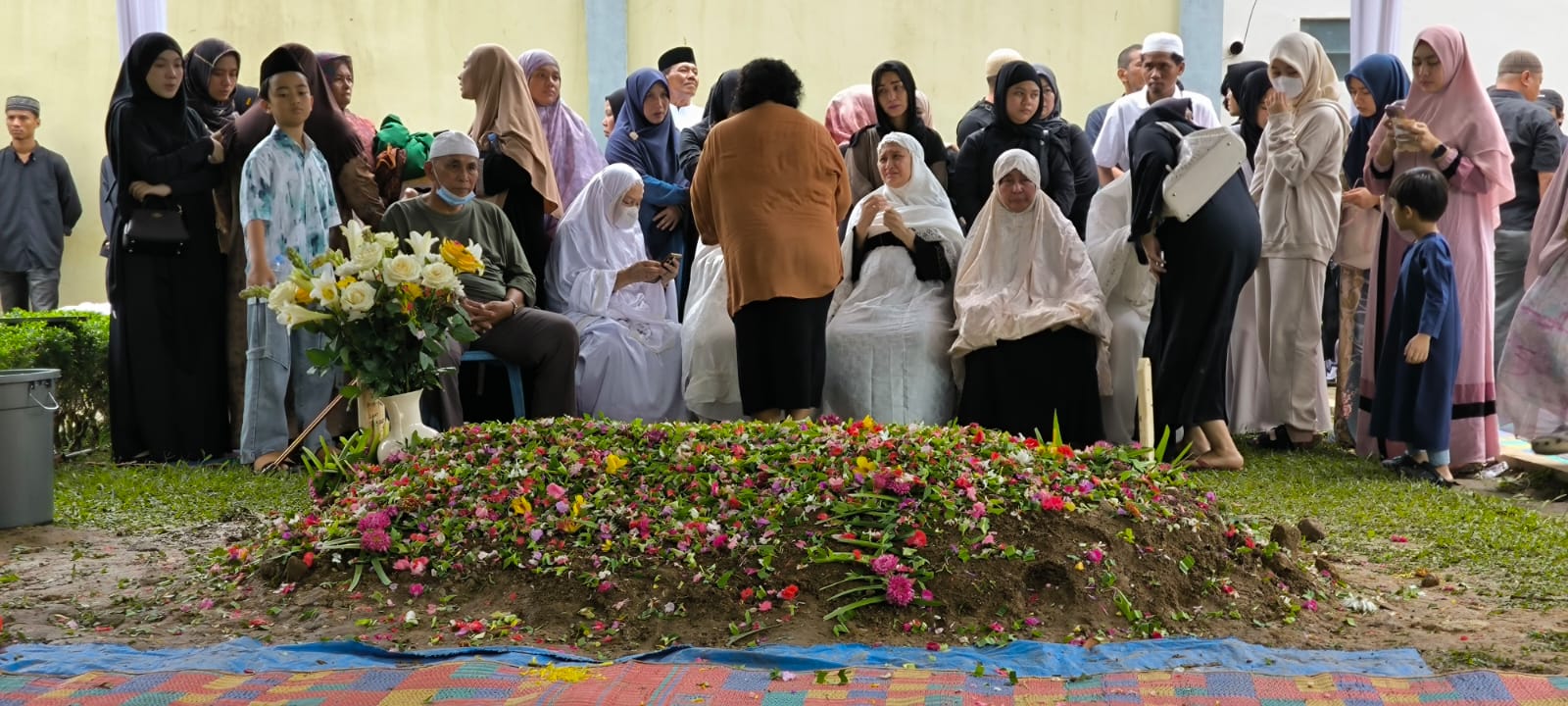 RUMAH: H Ngogesa Sitepu dikebumikan di areal rumahnya, Desa Sei Limbat, Kecamatan Selesai, Langkat. (Dok: Teddy Akbari/Sumut Pos)