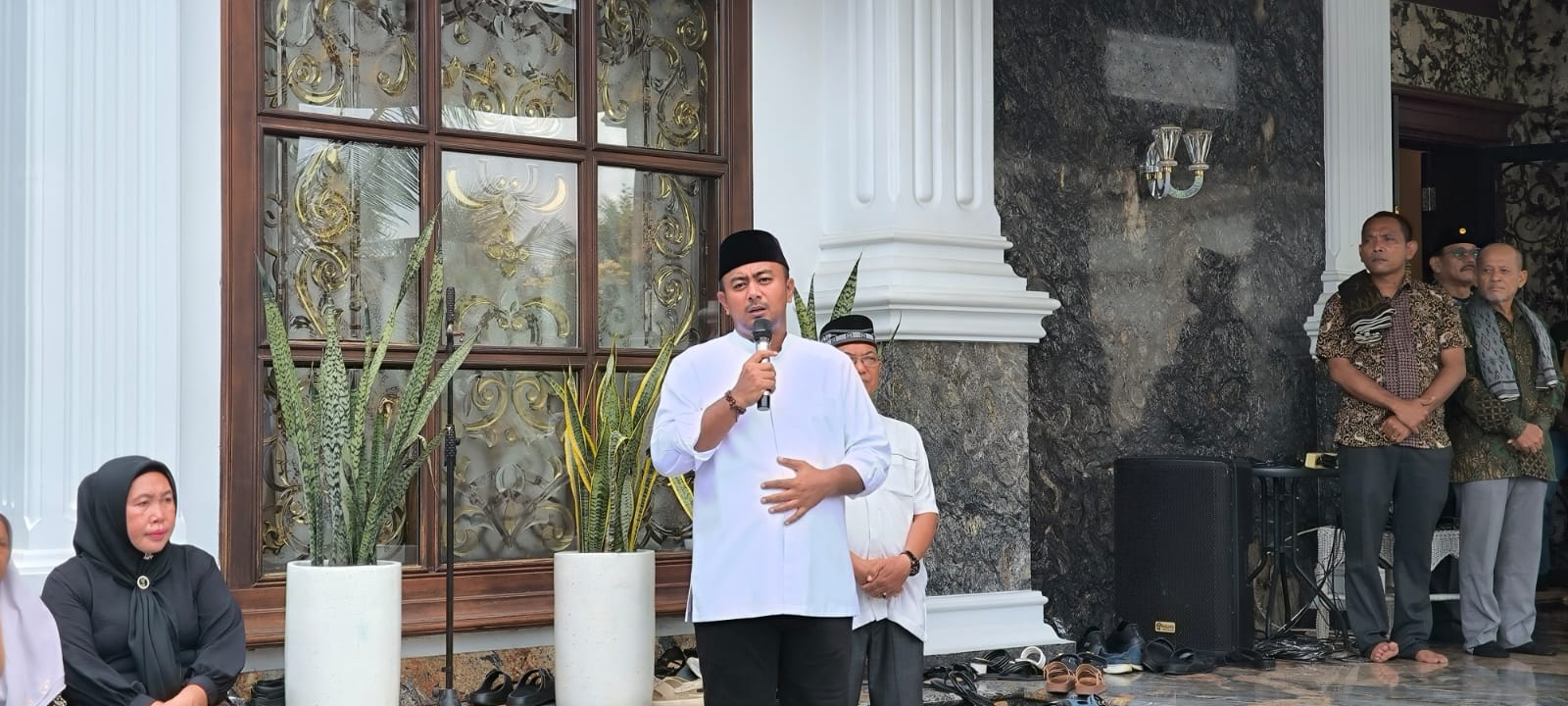 SAMBUTAN: Anak kedua H Ngogesa Sitepu, H Rizky Yunanda Sitepu saat memberi sambutan. (Dok: Teddy Akbari/Sumut Pos)