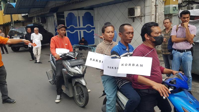 PRA REKONTRUKSI: Polsek Medan Baru saat melakukan pra rekontruksi kematian wartawan Nicolas Saragih. (Dok: iatimewa for Sumut Pos)