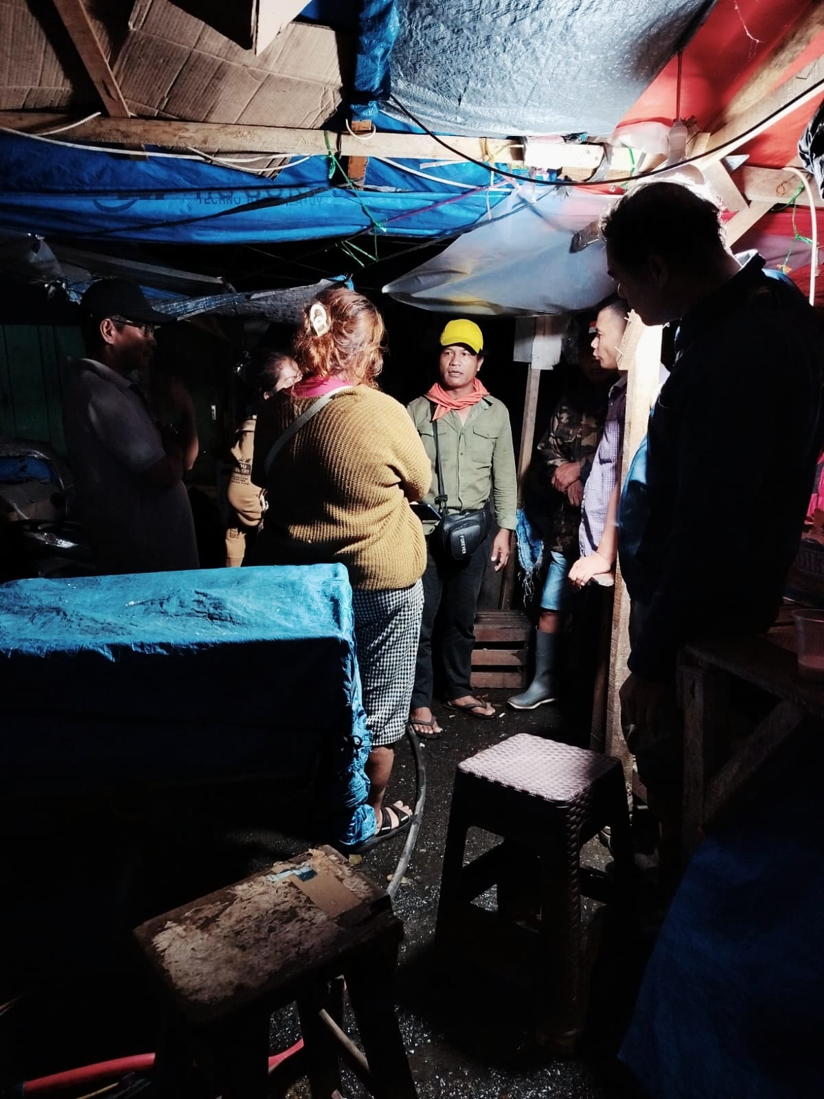 SOSIALISASI : Personel Satpol PP melakukan sosialisasi kepada para pedagang di dekat gedung 4 Pasar Horas. (Dok: istimewa for Sumut Pos)