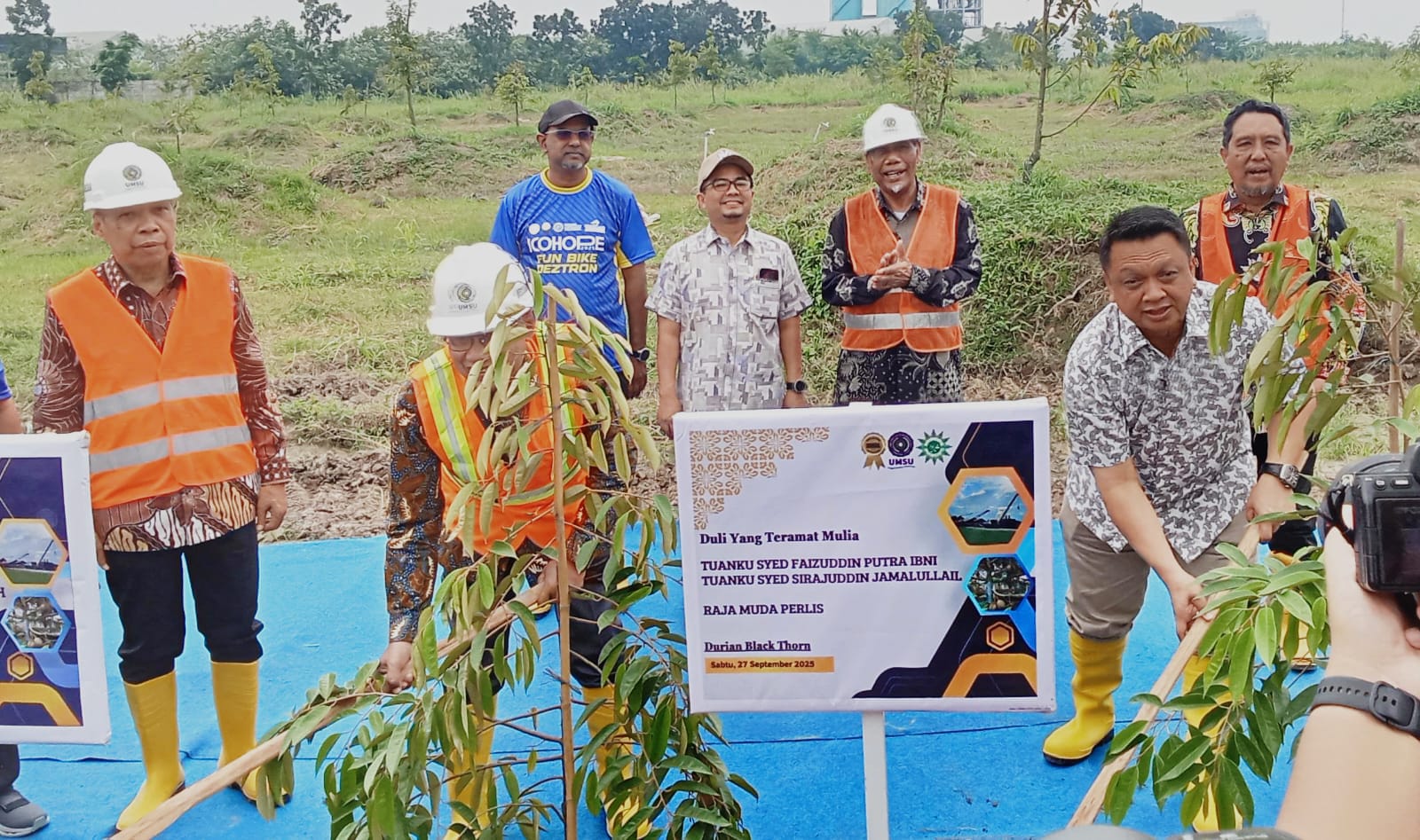 TANAM DURIAN: DYTM Tuanku Syed Faizuddin Putra ibn Syed Sirajuddin Jamalullail (kanan) menanam pohon durian di kampus terpadu UMSU. (Dok: Deddi Mulia Purba/Sumut Pos)