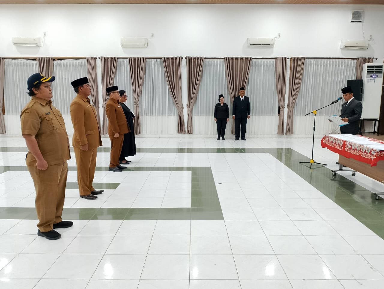 SUMPAH: Tiga pejabat administrator dan pengawas saat mengambil sumpah jabatan. (Dok: Diskominfo Pematangsiantar)