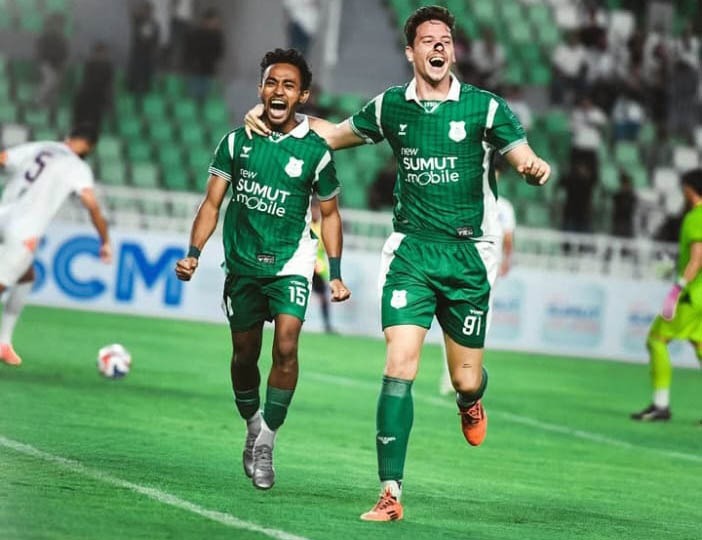 SELEBRASI: Pemain PSMS Ari Maring dan Felipe Cadenazzi melakukan selebrasi setelah menjebol gawang Sumsel United di Stadion Utama Sumatera Utara, Minggu (28/9/2025) malam. (@official_psmsmedan)