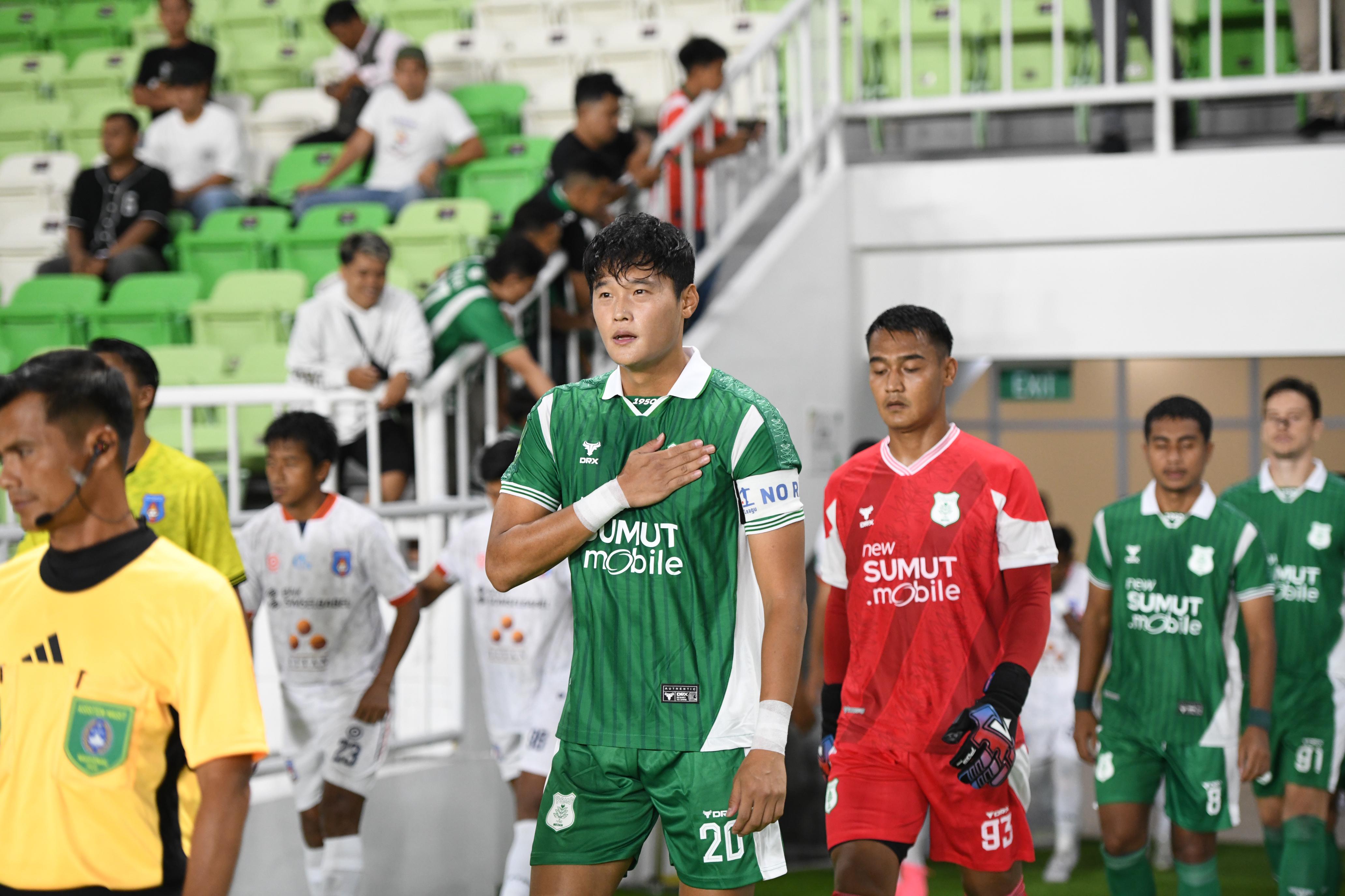 Kim Jeung Ho menjadi kapten tim PSMS saat menghadapi Sumsel United di Stadion Utama Sumatera Utara, Minggu (28/9/2025). (Dok PSMS)