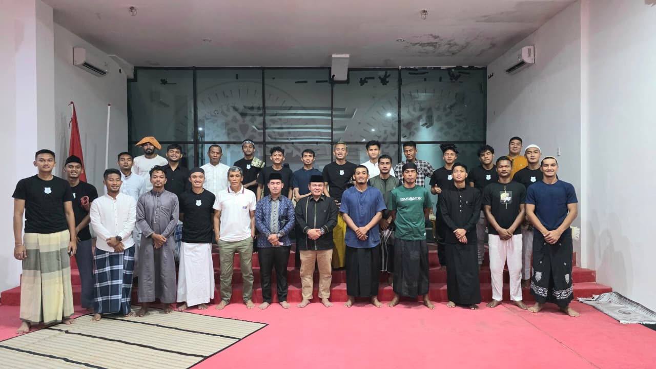Pimpinan Pondok TPQ Al-Muhajirin, H. Ahmad Muhajir (tengah), Ustaz Fitra Limbong diabadikan bersama pelatih dan skuad PSMS Medan usai doa dan zikir bersama di Wisma Atlet. (ISTIMEWA/SUMUT POS)