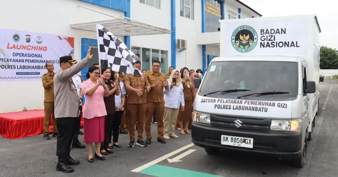 Kapolres Labuhanbatu melepas keberangkatan mobil SPPG mendistribusikan MBG kepada para siswa (FAJAR/SUMUT POS)