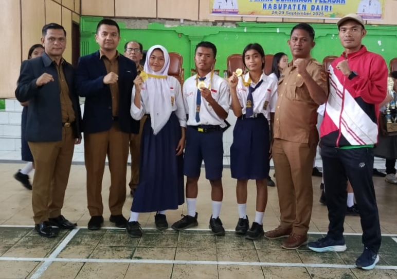Kepala SMPN 1 Pegagan Hilir, Jansen Nadeak dan siswanya peraih medali emas Kejurda dan Popkab diabadikan dengan Kepala Dinas Pariwisata, Kebudayaan Pemuda dan Olahraga Dairi, Rahmat Syah Munthe.