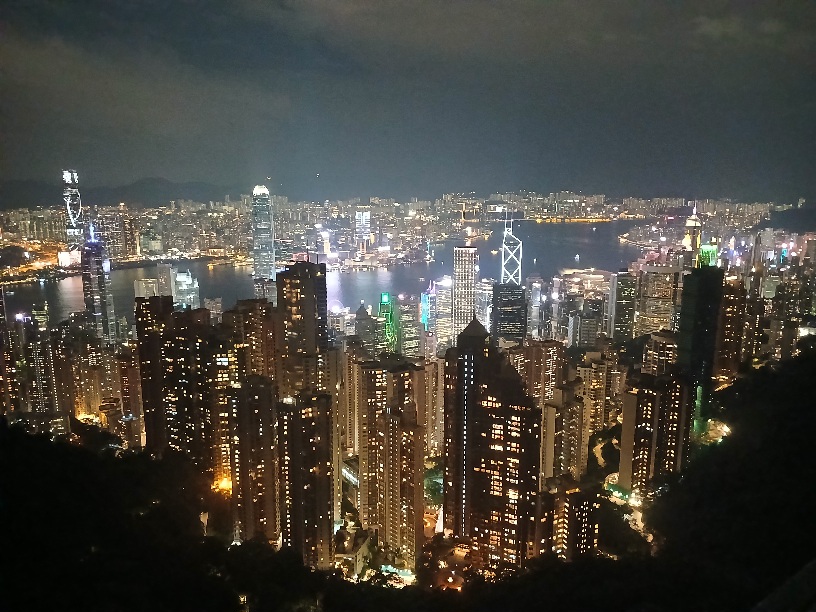 Pemandangan Kota Hong Kong saat malam hari, dilihat dari Sky Terrace di Victoria Peak. (Dok: Juli Ramadhani Rambe/Sumut Pos)